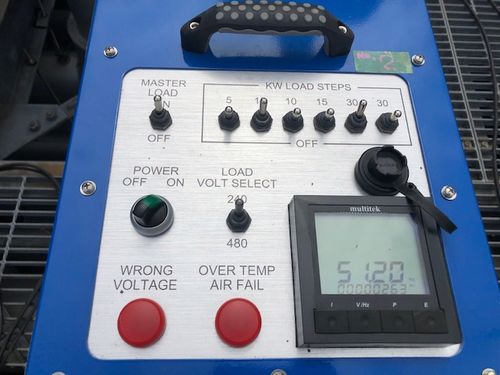 試験中のメーター表示　発電機出力周波数値